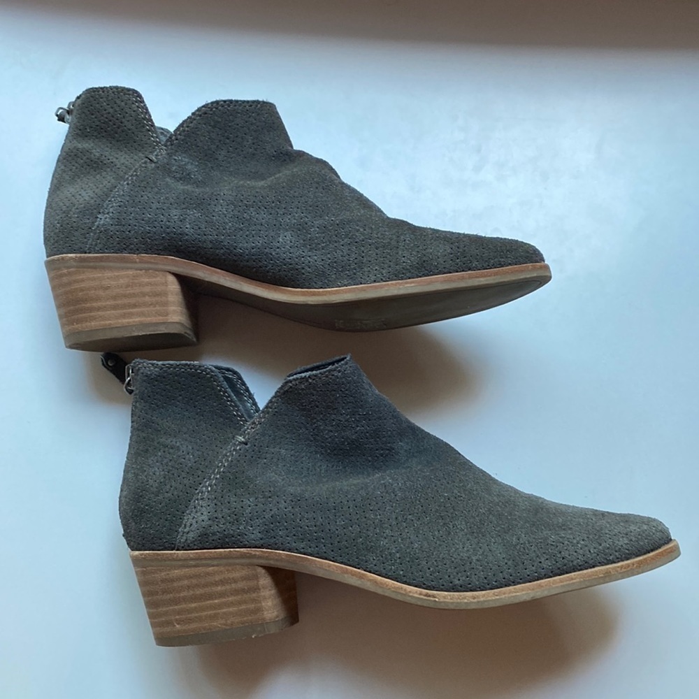 Dolce Vita Karsen Suede Perforated Ankle Boot 7.5 Gray Grey Charcoal Fall‎ Boots
